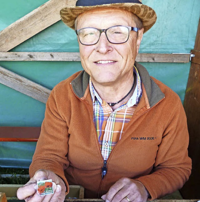 Eine Mohnblume ziert  den Stempel,  den Helmut Schreiber prsentiert.  | Foto: Heidrun Simoneit