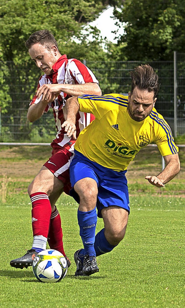 Stolpert der SV Herten nach einer ber... gegen den Weilheimer Fabian Zumkeller  | Foto: VFMA