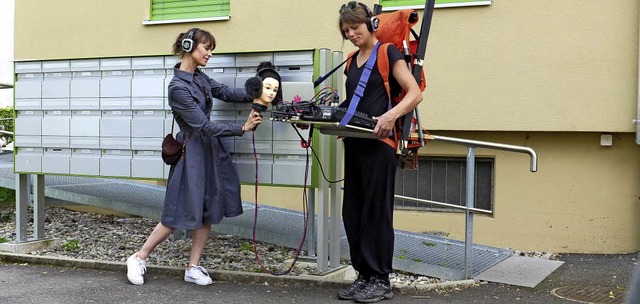 Mona Petri und Tontechnikerin Ilana Wa...Briefksten Stimmen der Bewohner auf.   | Foto: Annette Mahro