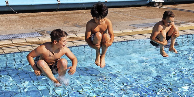 Mit einem herzhaften Hpfer erffneten...arme Wasser genossen bei Sonnenschein.  | Foto: Eva Korinth