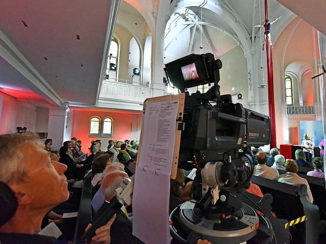 Fernsehstudio Christuskirche: In der K...ebt anmutig eine Vertikaltuchtnzerin.  | Foto: Michael Bamberger