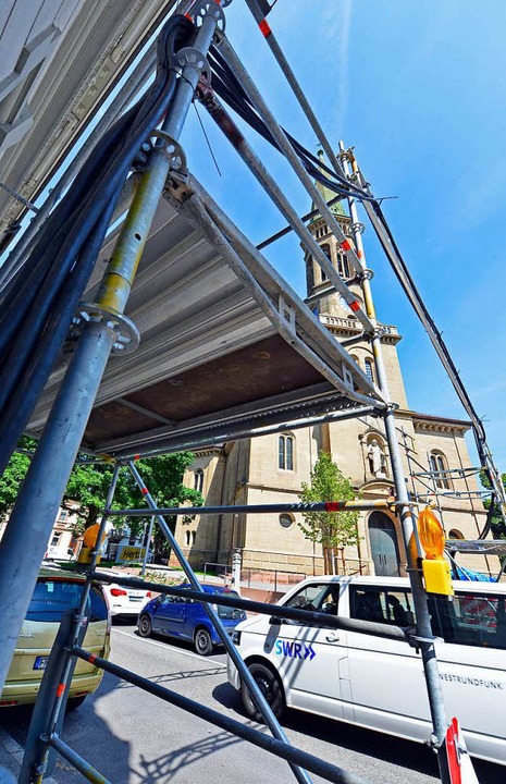 Rund um die Kirche wurden Kabel verlegt &#8211; auch über die Straße.  | Foto: Michael Bamberger