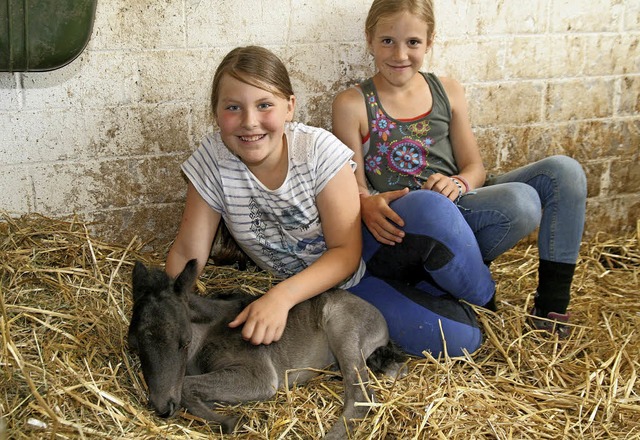 Charlotte (links) aus Oberalpfen und i...ier in Tiengen zur Welt gekommen ist.   | Foto: Neubert