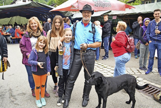 Stammgste:  Familie Rombach kommt urs...sen und besucht gerne den Chilbimarkt.  | Foto: Edgar Steinfelder