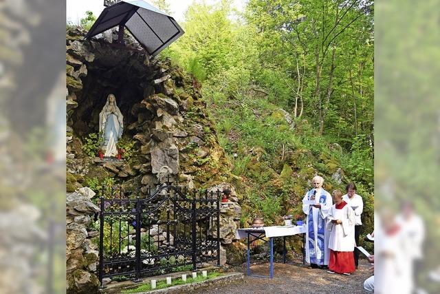 An der Lourdes-Grotte Ruhe suchen