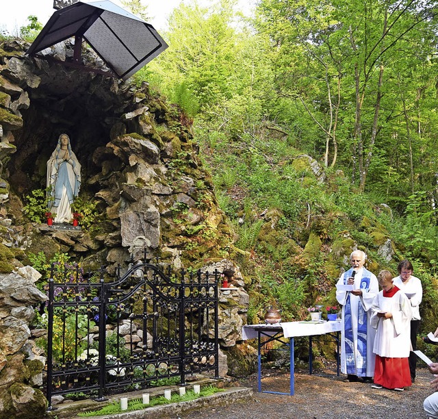 Die Lourdes-Grotte auf dem Weg von Tod...r Renovierung den Segen des Pfarrers.   | Foto: Ulrike Jger
