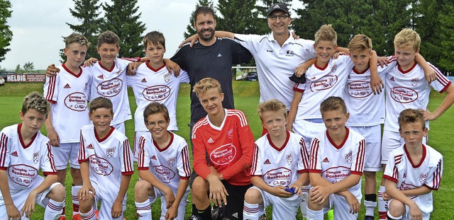 Couragiert gekmpft, aber verloren: di...V Hinterzarten mit den beiden Trainern  | Foto: Helmut Junkel