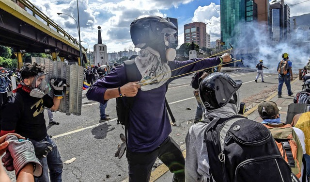 Mit Steinschleudern gegen das System &...Straenschlachten in Caracas Ende Mai   | Foto: AFP