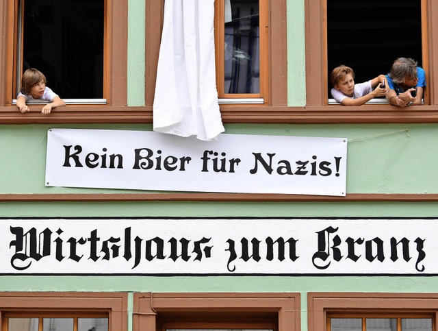 Auch Wirtsleute in Karlsruhe-Durlach t...gegen den Aufmarsch der Rechten kund.   | Foto: dpa