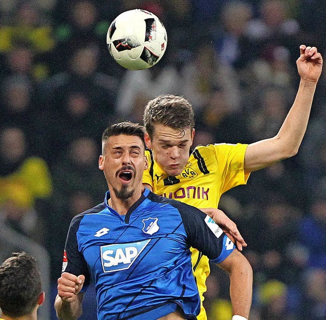 Sandro Wagner (blaues Trikot)  &#8211;...imer  zeigen, ob das wirklich so ist.   | Foto: dpa