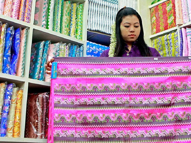 Ein Longyi-Tuch ist zwei Meter lang un...breit. Es  gibt es in allerlei Farben.  | Foto: dpa