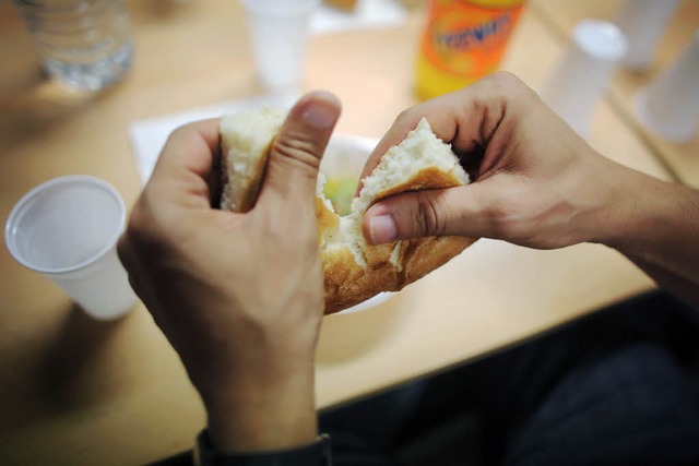 Im Fastenmonat Ramadan essen Muslime t...chts beim Fastenbrechen gibt es etwas.  | Foto: dpa