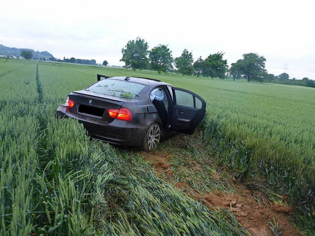 Das Auto kam erst nach rund 30 Metern in einem Acker zum Stillstand.  | Foto: Polizei Freiburg