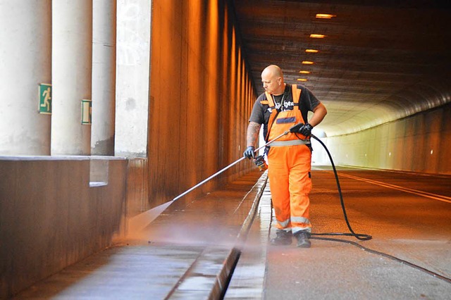 Mitarbeiter der Technischen Dienste bei der Reinigung in Tunnel und Galerie  | Foto: Horatio Gollin