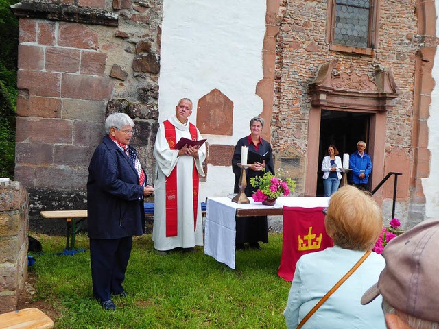 Am Altar: Pfarrer Herbert Rochlitz und Pfarrerin Irene Leicht  | Foto: privat