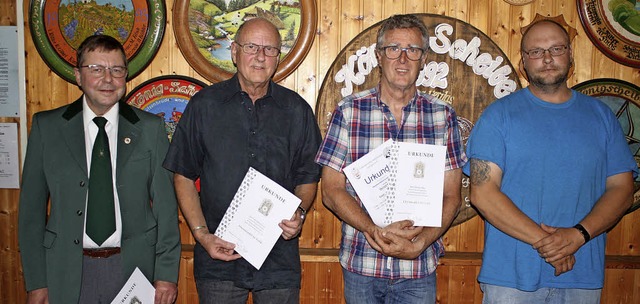 Oberschtzenmeister Karsten Szkibick (...dorff drei langjhrige Schtzenbrder.  | Foto: Werner Schnabl