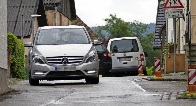 Ganz schn eng wird&#8217;s in der Eug...oix-Strae, wenn sich Autos begegnen.   | Foto: Klaus Fischer