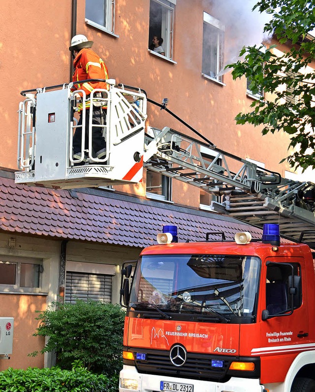 Mit Hilfe der Drehleiter &#8222;rettet...nten aus dem verqualmten Dachgeschoss.  | Foto: Hans-Jochen Voigt