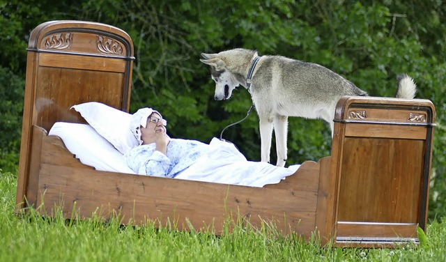 Tolle Szenen entlang der Bahnstrecke: Ob der Wolf die Oma frisst?  | Foto: Juliane Khnemund