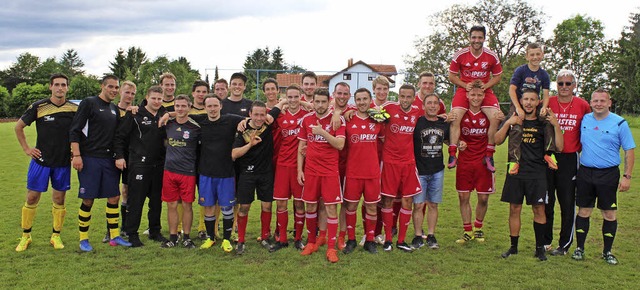 Siegermannschaften (links) Vfl Riedbh...tschingen &#8222;Mannis Jungs&#8220;.  | Foto: Petra Mann