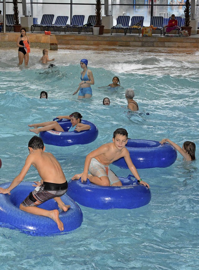 Besonders im Fokus der Schwimmmeister:  das Wellenbad   | Foto: Lauber