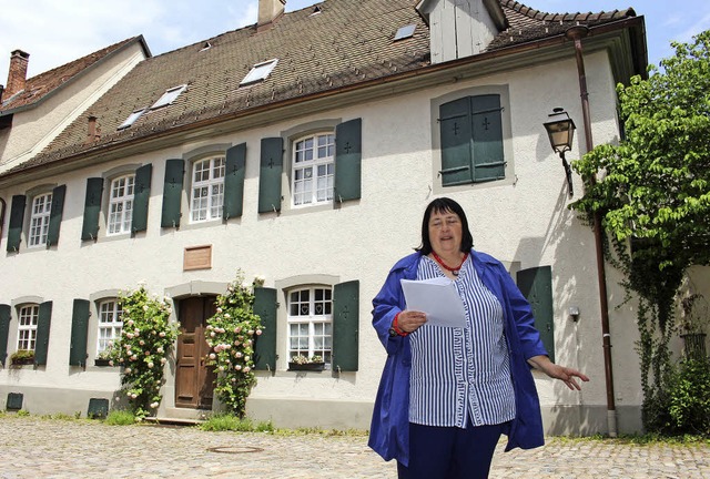 Zeitreise-Leiterin: Museumsleiterin  U...ntergrund die ehemalige Lateinschule.   | Foto: Anja Bertsch