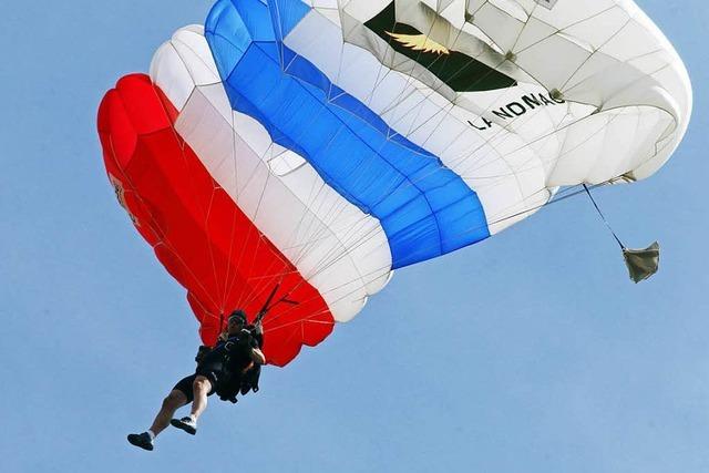 Diese Fallschirmspringer landen genau auf einer 2-Euro-Münze
