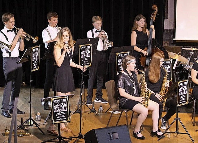 Lily Allgeier interpretiert mit der Bigband &#8222;Birdland&#8220;.   | Foto: W. Reinbold