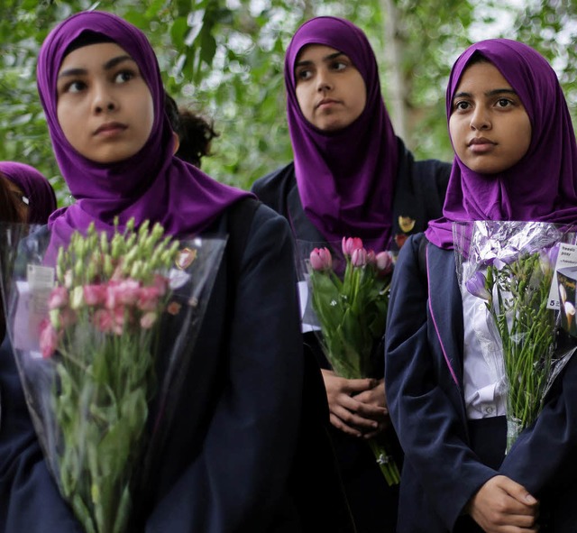 Londoner Schlerinnen gedenken der Opfer des Terroranschlags.   | Foto: dpa