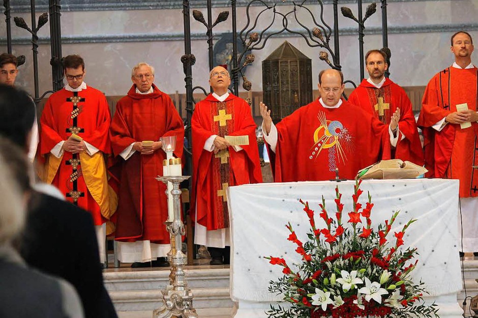 Vikar Sebastian Feuerstein, Pater Wolfgang Bauer, Kollegsdirektor Pater Klaus Mertes, Pater Provinzial Johannes Siebner, Pater Ludger Joos und Pater Stefan Hengst (von links) zelebrieren den Festgottesdienst. (Foto: Cornelia Liebwein) Vikar Sebastian Feuerstein, Pater Wolfgang Bauer, Kollegsdirektor Pater Klaus Mertes, Pater Provinzial Johannes Siebner, Pater Ludger Joos und Pater Stefan Hengst (von links) zelebrieren den Festgottesdienst. (Foto: Cornelia Liebwein)