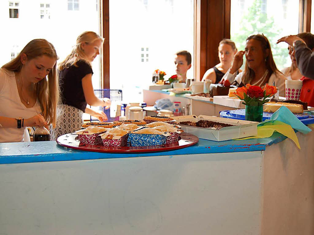 Im Bistro im „Aquarium“ boten Schler und Schlerinnen Kaffee und Kuchen an.