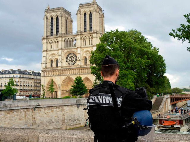 Ein Polizist wurde vor der Pariser Kat...Notre-Dame von einem Mann angegriffen.  | Foto: AFP