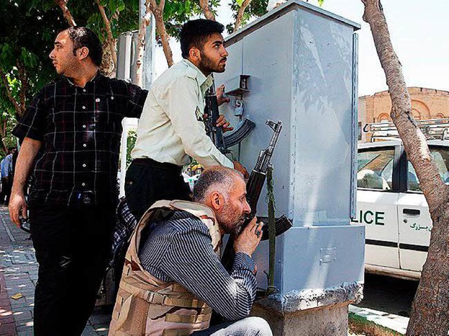 Iranische Sicherheitskrfte gehen am 0...rlaments in Teheran (Iran) in Deckung.  | Foto: dpa