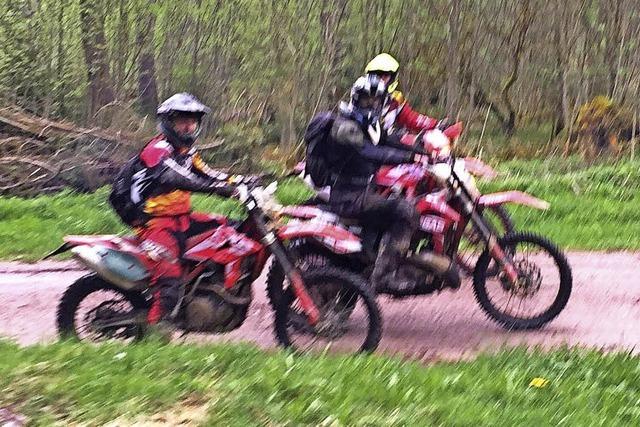 Motocrossfahrer machen rger im Wald