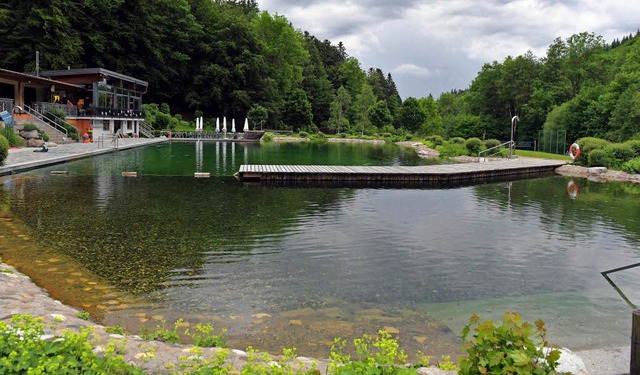 Der Naturena-Badesee in Birkendorf ist...h sptabends von seiner besten Seite.   | Foto: Wolfgang Scheu