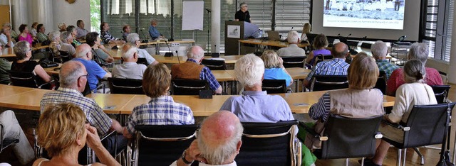 Gut besucht: Hans-Jrg Jennes Vortrag ...er die Emmendinger Stadtgesellschaft.   | Foto: Dieter Erggelet
