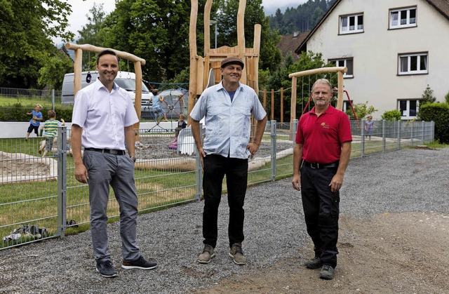 Bild links: Ortsvorsteher Michael Schm... neuen Spielplatz Biehl in Siensbach.   | Foto: Gabriele Zahn
