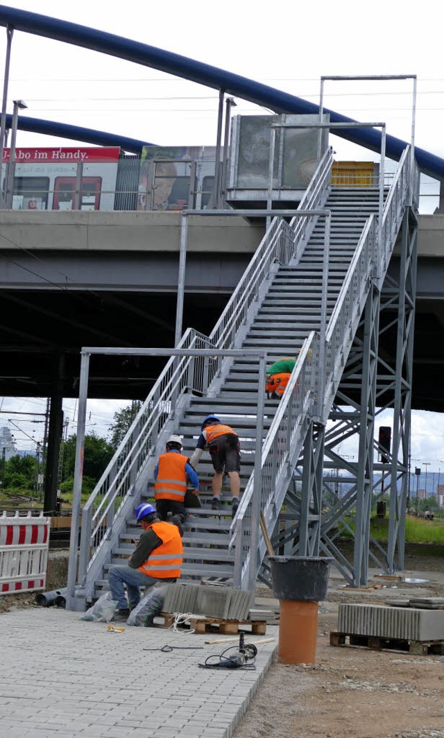 Der Treppenaufgang steht &#8211; Ende ...um vierten Bahnsteig in Betrieb gehen.  | Foto: SENF