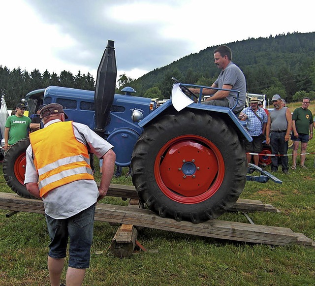 Beim  Geschicklichkeitsfahren ist Millimeterarbeit mit schwerem Gert gefragt.   | Foto: Veranstalter