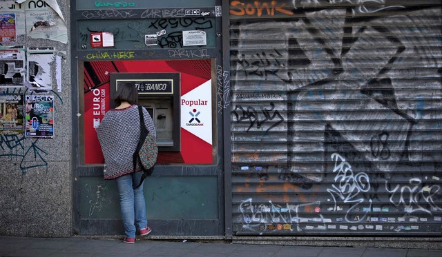 Geldholen bei Banco Popular in Madrid   | Foto: dpa