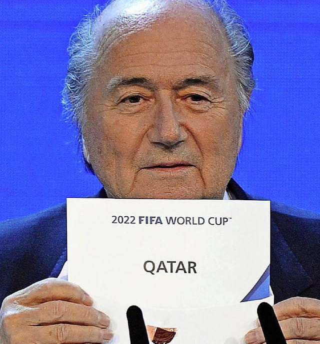 Der damalige Fifa-Prsident Joseph Bla...2010 Katar als WM-Gastgeber fr 2022.   | Foto: DPA