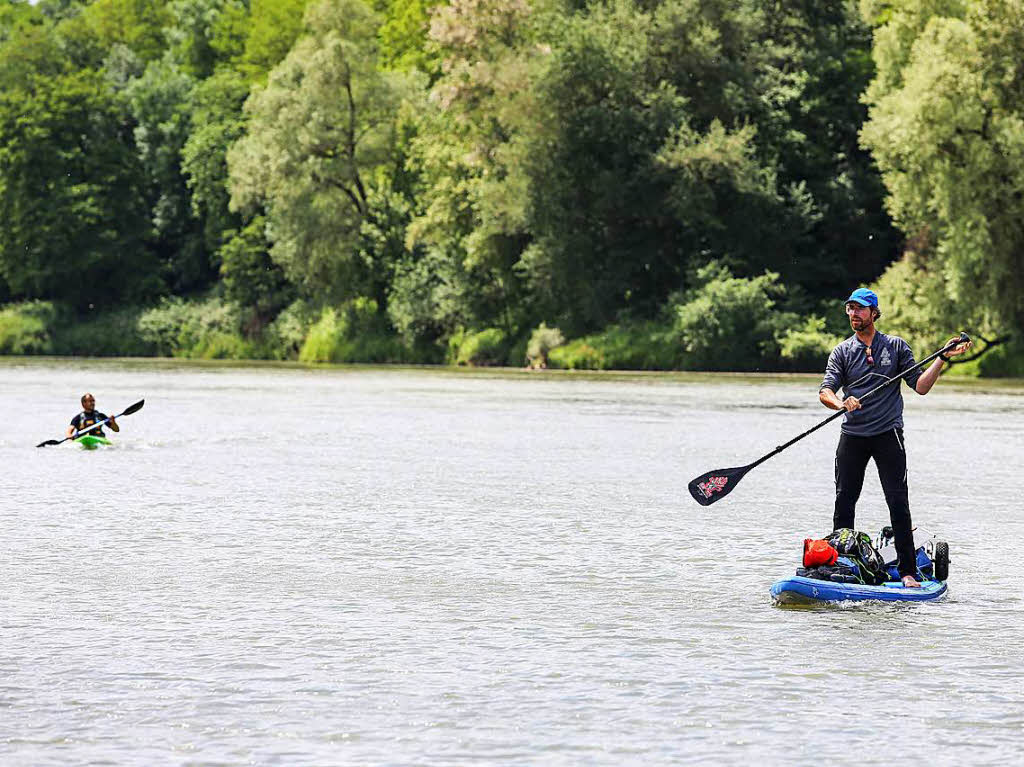 Der Plastic Soup Surfer hat Gesellschaft bekommen: Ein Freiburger Umweltaktivist paddelt ein Stckchen mit.