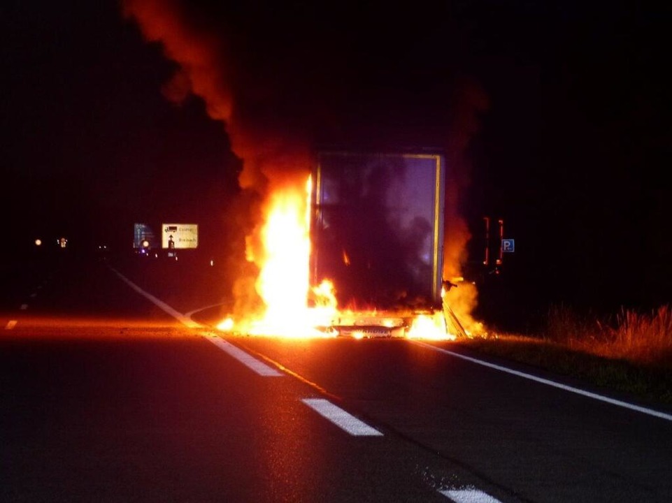 Um 4:30 Uhr riefen aVerkehrsteilnehmer den Notruf  | Foto: Polizei