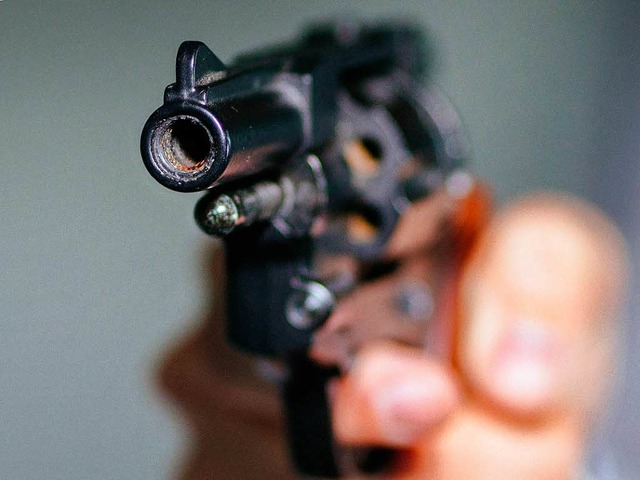 Der Angeklagte soll mit einer Schreckschusswaffe geschossen haben.  | Foto: dpa