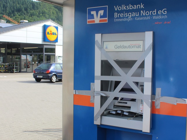 Auer Betrieb: Der Geldautomat auf dem...uft gesprengt. Kaputt ist er trotzdem.  | Foto: Bernd Fackler