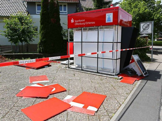 Durch die Wucht der Explosion wurde di... der Sparkasse meterweit geschleudert.  | Foto: Christoph Breithaupt