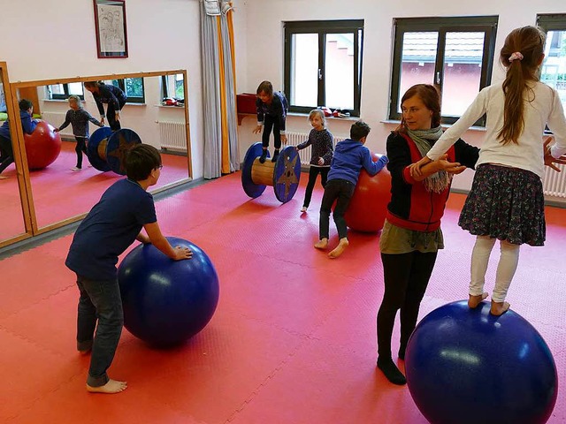 Sich auf Bllen und Rollen fortzubewegen, lernen die Kinder bei Julia Johannsen.  | Foto: Peter Gerigk