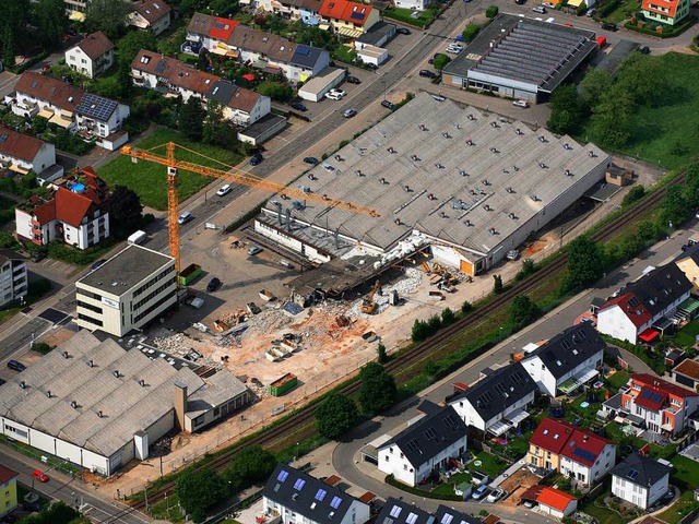 Die Abrissarbeiten auf dem ehemaligen ...oggenbachstrae sind in vollem Gange.   | Foto: Erich Meyer