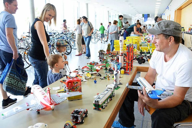 Spielzeug fr Kinder und Sammler gibt&#8217;s bei der Second-Hand-Brse.  | Foto: Rita Eggstein