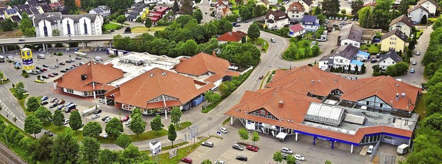 Das Donaucenter II (rechts) soll fr M...zt und von der Strae nicht zu sehen.   | Foto: Rolf Wetzel